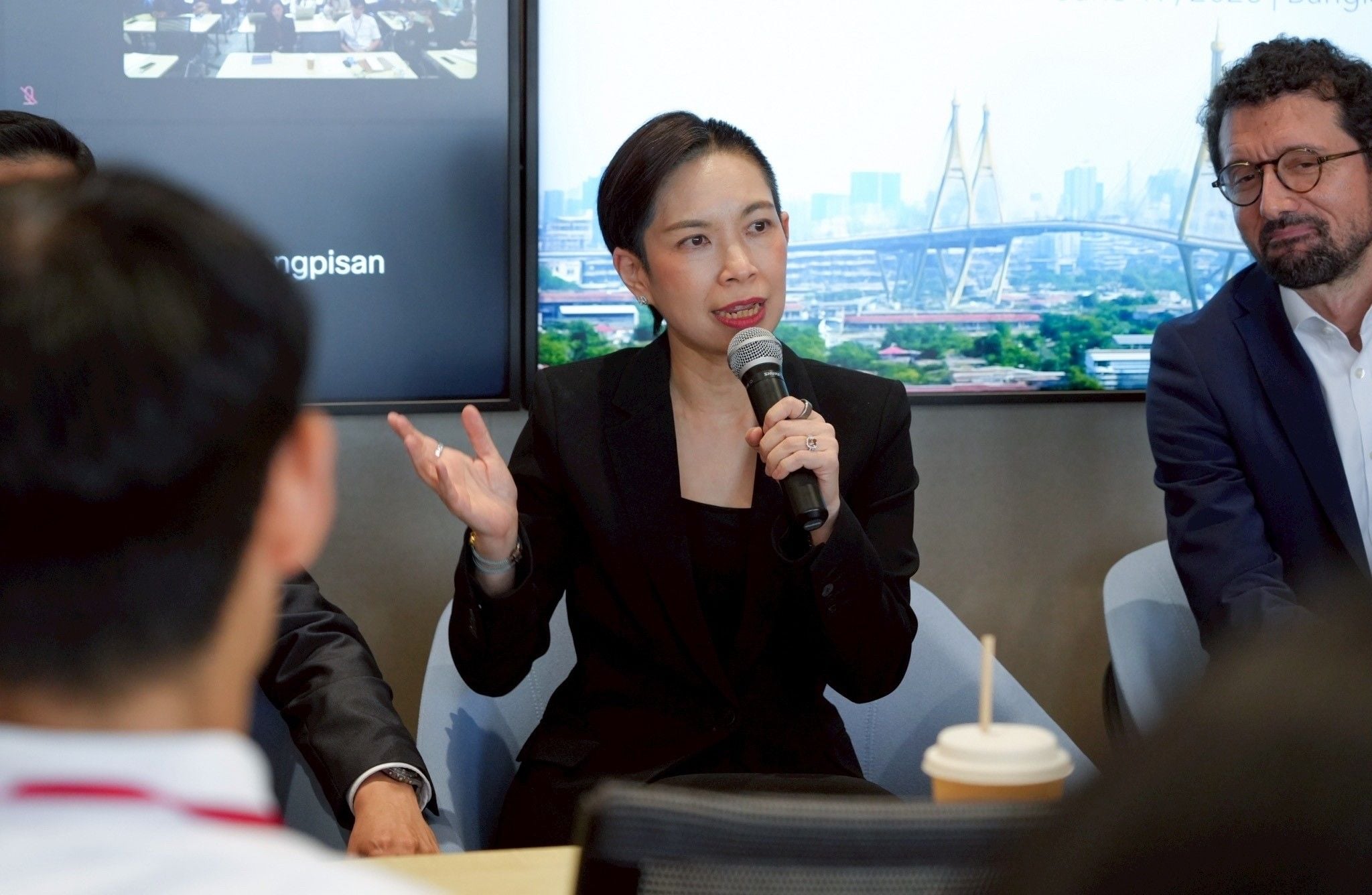 The workshop featured presentations by Mr. Nadhavudh Dharmasiri, Deputy Director of Fiscal Policy Office (FPO), Ministry of Finance and Ms. Chayawadee Chai-Anant, Assistant Governor of Corporate Relations and Spokesperson of the Bank of Thailand (BOT).