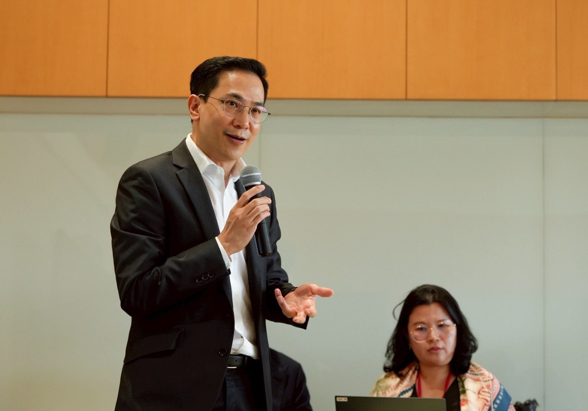 The workshop featured presentations by Mr. Nadhavudh Dharmasiri, Deputy Director of Fiscal Policy Office (FPO), Ministry of Finance and Ms. Chayawadee Chai-Anant, Assistant Governor of Corporate Relations and Spokesperson of the Bank of Thailand (BOT).