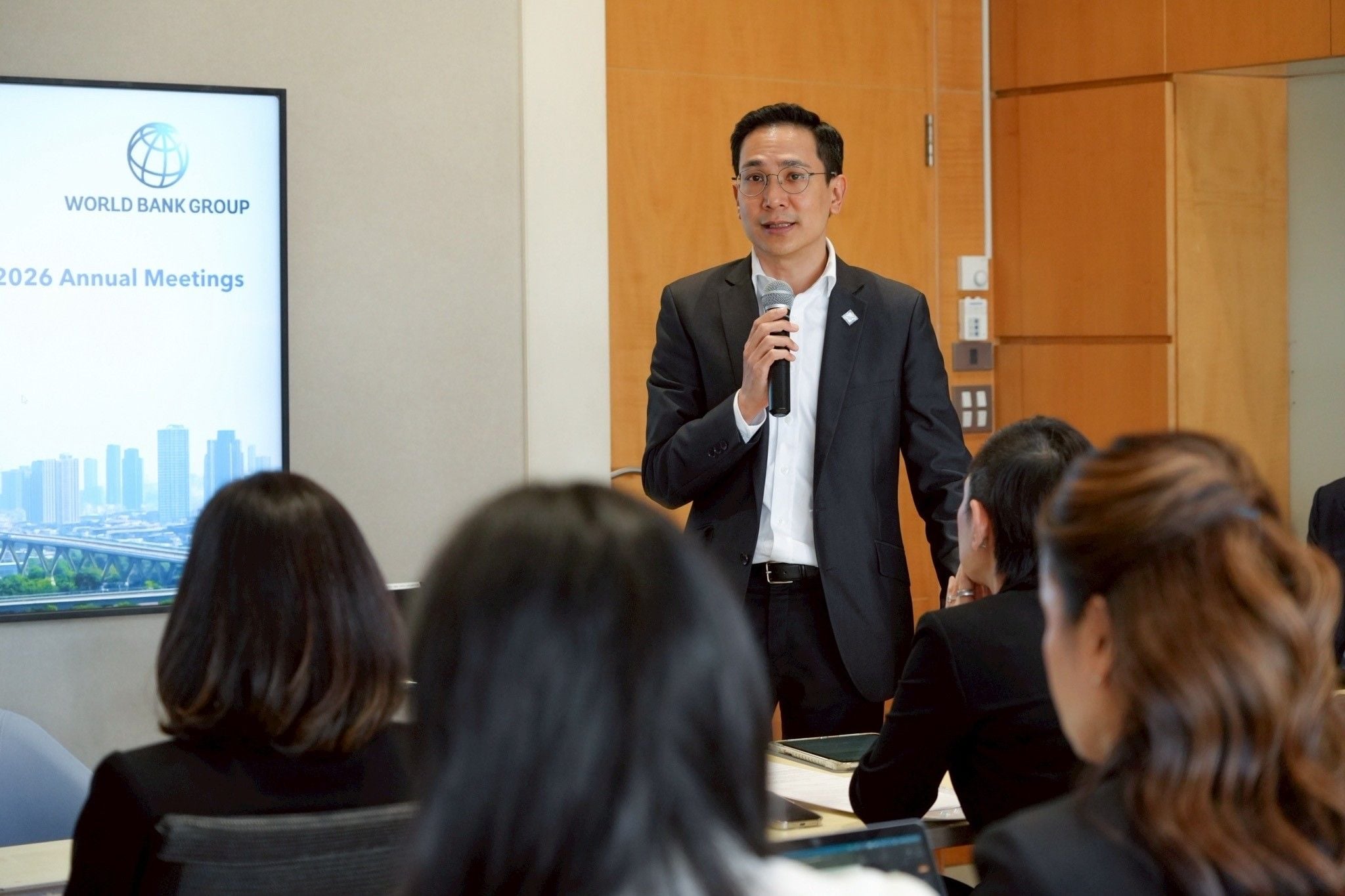 The workshop featured presentations by Mr. Nadhavudh Dharmasiri, Deputy Director of Fiscal Policy Office (FPO), Ministry of Finance and Ms. Chayawadee Chai-Anant, Assistant Governor of Corporate Relations and Spokesperson of the Bank of Thailand (BOT).